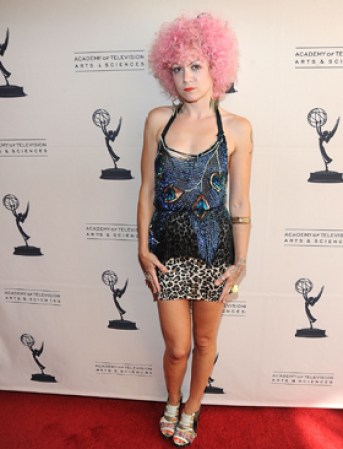 La diseñadora de vesturio Nichole Dimitras posa con este peculiar ¿disfraz? en la alfombra roja de los Premios Emmy 2011.