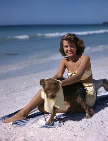 La modelo Nora Carrol con su perro en Lido Beach, 1948.