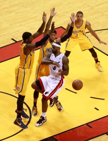 MIAMI, FL - MAY 22: El Heat de Miami derrota espectacularmente a los Peacers de Indiana en tiempo extra 103-102 con soberbia canasta de Lebron James.