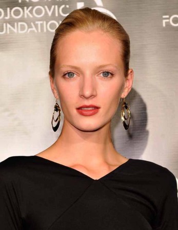 Daria Strokous atiende a una gala benéfica para mostrar su apoyo.