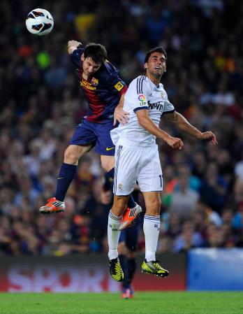 Lionel Messi pelea por la pelota con Alvaro Arbeloa. Messi marcó los dos goles del Barsa.