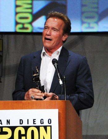 El ex Governator Arnold Schwarzenegger se vuelve a poner el sombrero de actor y superhéroe al hablar en el panel de "The Expendables 2 Real American Heroes".
