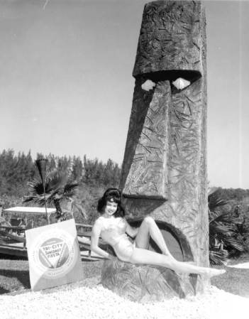 ¿Qué miras? Rita Mathies, la reina del Tri-city Festival posa con un "admirador" en el Tiki Gardens - Indian Rocks Beach, Florida, 1962.