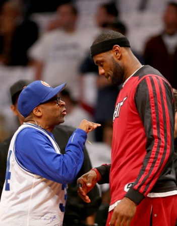 Spike Lee habla con LeBron James.