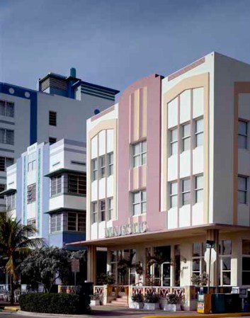 Miami Beach tiene una de las más vastas colecciones de edificios art déco en el mundo que fueron construidos entre los años 20 y los 40.