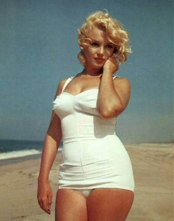 El mito sexual más grande de la historia del cine es sin duda Marilyn Monroe, quien alcanzó la fama no solo por su atípica sensualidad, sino por su voluptuosa figura.