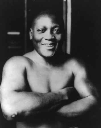El excampeón mundial de los pesos pesados, Jack Johnson, falleció el 10 de junio de 1946 al volante de su auto, Se estrelló en una carretera de Carolina del Norte. Acababa de salir de un resturante que se negó a servirle, por ser de la raza negra.