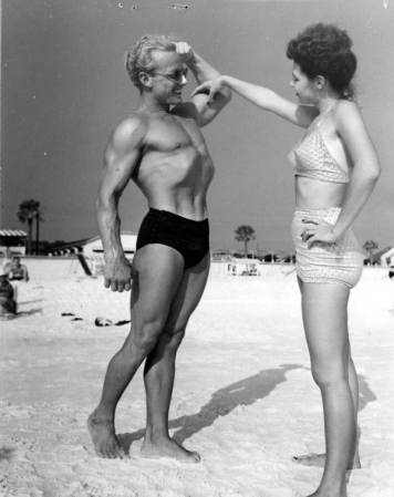 En las playas nunca han escaseado estos dos personajes: la mujer atractiva y el forzudo de turno. Panama City Beach, 1947.