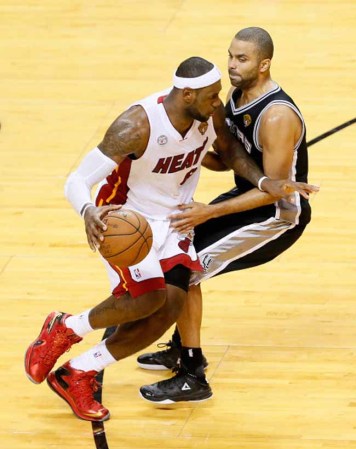 LeBron James #6 anotó 37 puntos, en una noche de doble doble espectacular.