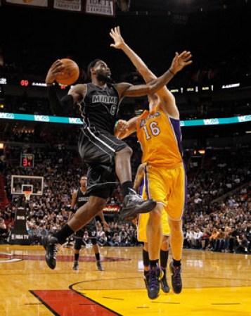 JUEVES 19 DE ENERO: Para su encuentro con Los Angeles Lakers, los Heat de Miami estrenaron su uniforme Back In Black.