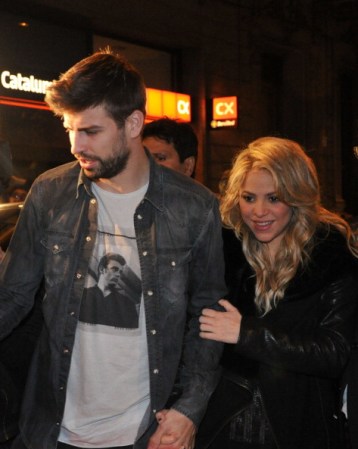 Este año fue captado varias veces de la mano de su amada Shakira. Su look es relajado y un tanto rocker. ¿Será que la cantante colombiana está influyendo en su forma de vestir?
