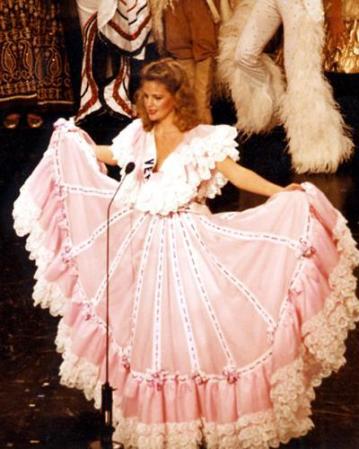 Irene en el traje típico durante el concurso.