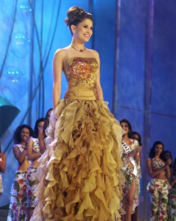 Justine en traje formal.