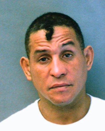 El ex boxeador puertorriqueño Hector "Macho" Camacho se entregó a las autoridades el 2 de abril de 2012 tras un reporte de maltrato contra su hijo adolescente en Orlando, Florida.