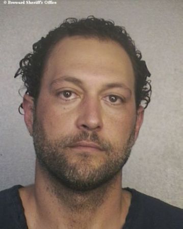 Aguiar tiene antecedentes criminales. En el 2009 fue arrestado por posesión de drogas. En esa ocasión Aguiar dijo que agredido e insultado con vituperios antisemitas por los alguaciles de Broward. No refutó los cargos y pagó una multa, de acuerdo con documentos judiciales.