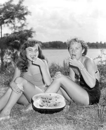Dos jóvenes se dan banquete en el Festival del Melón, Leesburg, Florida, 1952.