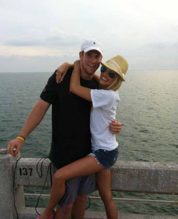 Lauren Tannehill, esposa del quarterback de los Dolphins de Miami, Ryan Tannehill, olvidó un fusil AR-15 este mes en un auto rentado.