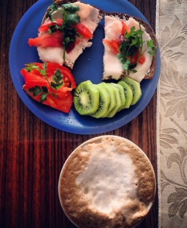 Pan tostado, jamón de pavo, jitomate y kiwi.