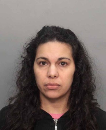 Aracelys Cruz empleada de AZJ Medical Center. Acusada de crimen organizado, falsas reclamaciones de seguros y robo en mayor cuantía.