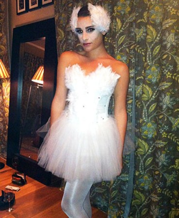 Lea Michele como el personaje de Natalie Portman en la película "Black Swan".