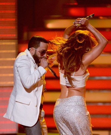 Bailando sexy junto a Yandel.