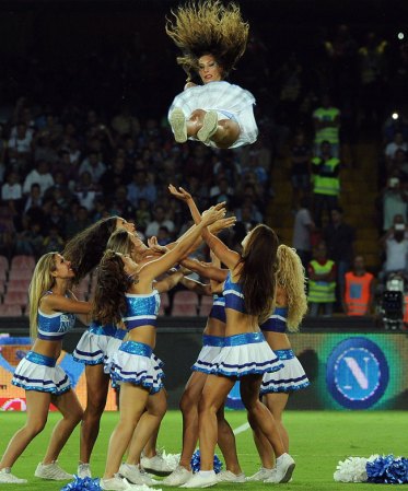 Las porristas de la NFL y del "football" universitario asombran con su belleza y su energía.