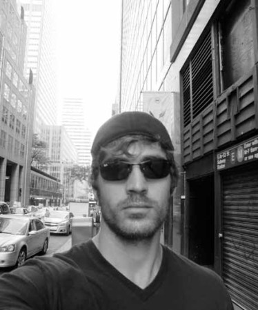 De acuerdo con su página de Facebook, Elio se define como un constante pensador, optimista y libre de espíritu.