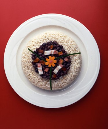 Arroz con habichuelas rojas.