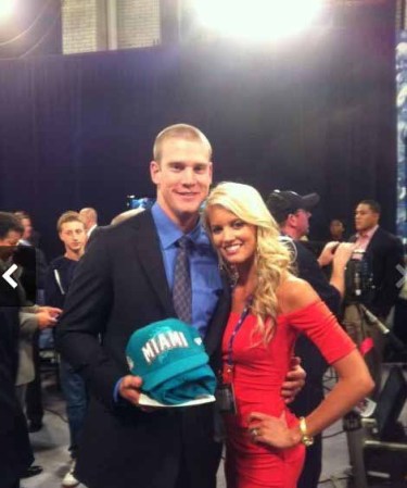 Lauren Tannehill, esposa del quarterback de los Dolphins de Miami, Ryan Tannehill, olvidó un fusil AR-15 este mes en un auto rentado.