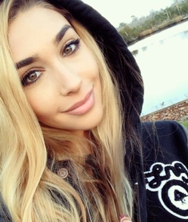 La sexy modelo que acompañaba a Justin Bieber durante su arresto, Chantel Jeffries, ha salido con varios famosos y también cuenta con varios arrestos.