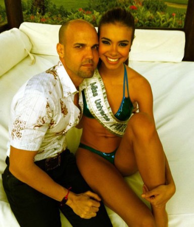 Con su promotor David Acosta, quien se ha ganado el respeto de la industria de los concursos de belleza al trabajar con numerosas reinas.