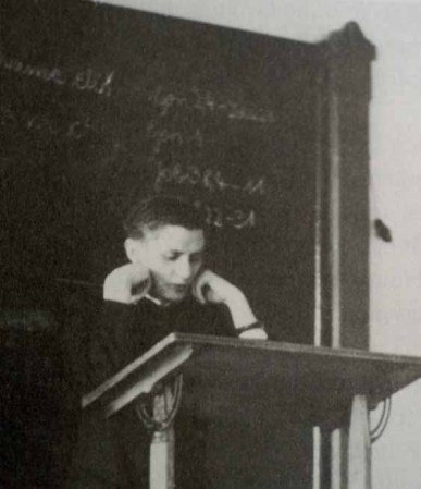 29 de junio de 1951: Ordenado sacerdote junto con su hermano Georg Ratzinger en Freising. En la foto: El joven dando lectura de teología en 1955.