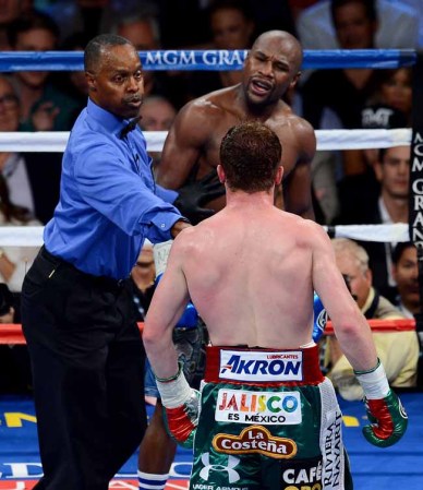 Floyd Mayweather destroza a el "Canelo"en la pelea del año.
