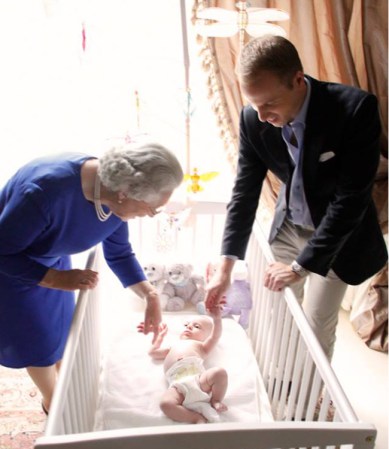 Abuela, nieto y bisnieto. La perfecta imagen familiar.