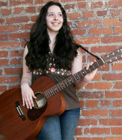 2009: Taylor Mitchell, cantante canadiense, fue atacada y asesinada por 3 coyotes. Es el único registro que se tiene de coyotes quitándole la vida a un adulto.