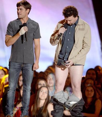Danny McBride terminó bajándose los pantalones cuando presentaba un galardón junto al bellísimo Zac Efron. Las mujeres se volvieron locas y Zac quedó un poco incómodo.