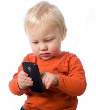 Para evitar dolor de dedo o cuello debes utilizar los teléfonos móviles y otros dispositivos similares con pantalla a la altura de los ojos; evita inclinar la cabeza hacia abajo más de diez minutos seguidos, y cuando sea posible, conecta tus gadgets a la computadora y trabaja con la pantalla y el teclado de ella... y, ¡por favor, evita que los niños usen celular!