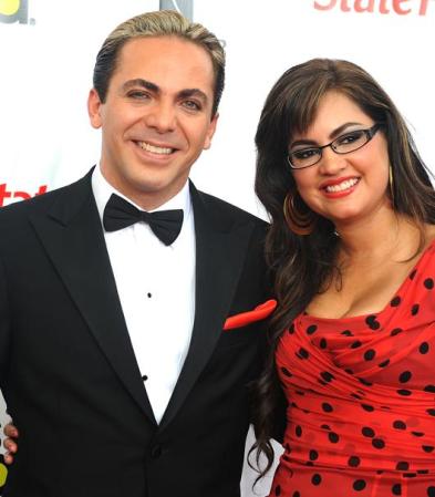 Negro y rojo para Cristian Castro y Bibiana<br /><br />La pareja apareció totalmente combinada: él con un traje negro y un pañuelo rojo, integrado al vestido a lunares y al maquillaje de Bibiana.