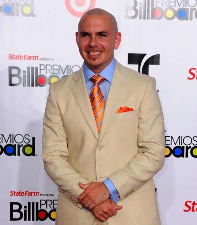 Detalles naranjas y azules para Pitbull<br /><br />Una base neutra para el traje y un estallido de color en el pañuelo y la corbata, naranja, azul y plateada, y en la camisa azul claro. Una llamativa pero muy elegante combinación.