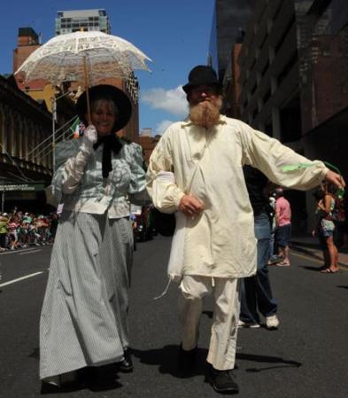 En Autralia, una pareja de ancianos desfilan disfrazados con típicos atuendos irlandeses.