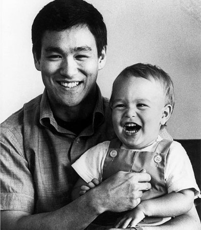 1993: Brandon Lee, el hijo del mítico Bruce Lee, murió por un tiro de un arma de utilería durante el rodaje de la película "The Crow".