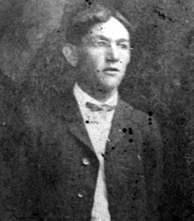 Robert Edward Arnow cumplía como asistente de Sheriff en el condado Alachua cuando perdió la vida el 18 de julio de 1921. Arnow le pidió a su futuro asesino, llamado John Bower, que le entregara una pistola que llevaba en la chaqueta. Pero en vez de entregarle el arma, Bower disparó cuatro veces contra el policía, matándolo.
