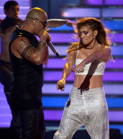 En esta imagen, se le ve junto a Wisin.