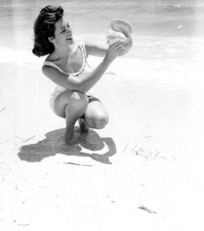 En Florida nunca han faltado modelos, y tampoco conchas. (Pensacola, 1963).