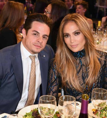 Beso explosivo entre J.Lo y Rita Moreno.