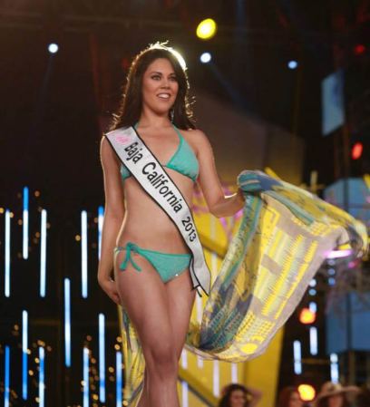 Las representantes de los estados desfilan en traje de baño por la pasarela.