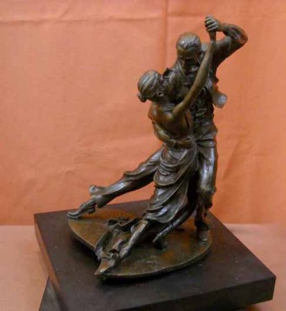 Hermosa pareja de bailarines de bronce, tienen buena medida.