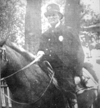 Napoleón B. Hagan era policía en Jacksonville cuando el 15 de septiembre de 1913 fue asesinado por un ladrón llamado Lonnie Rowland cuando lo interrogaba tras bajarse del caballo con el que patrullaba la ciudad.