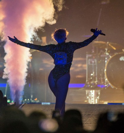Miley muestra su figura en su concierto en Anaheim.