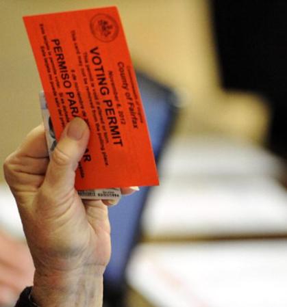 Un votante sostiene en su mano un permiso para votar en Virginia.